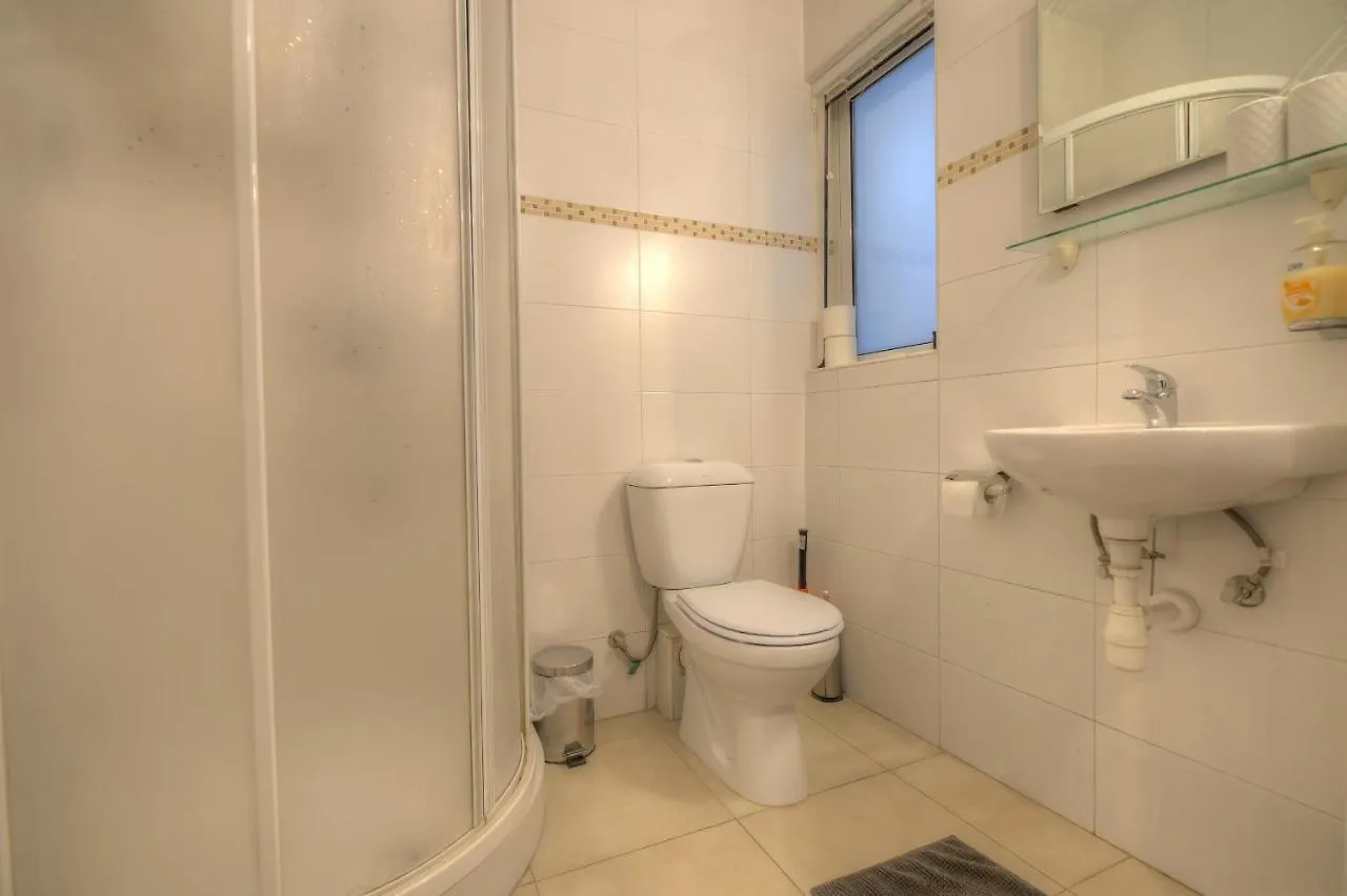 First Floor Studio Apartment Seconds From Balluta Bay Ipap1-1 Sliema 0*,  Malta