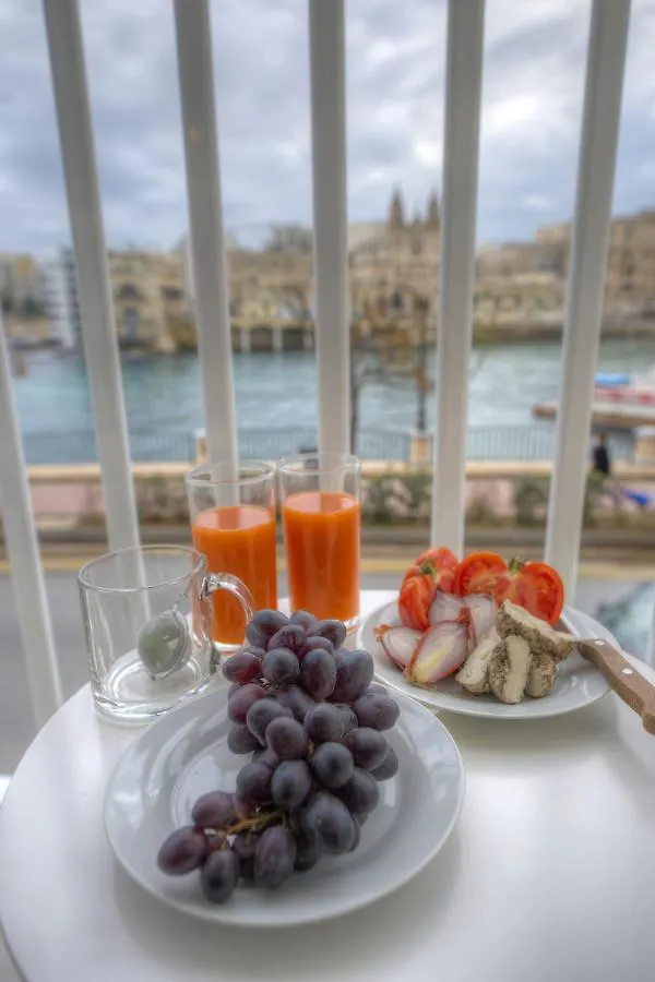 First Floor Studio Apartment Seconds From Balluta Bay Ipap1-1 Sliema